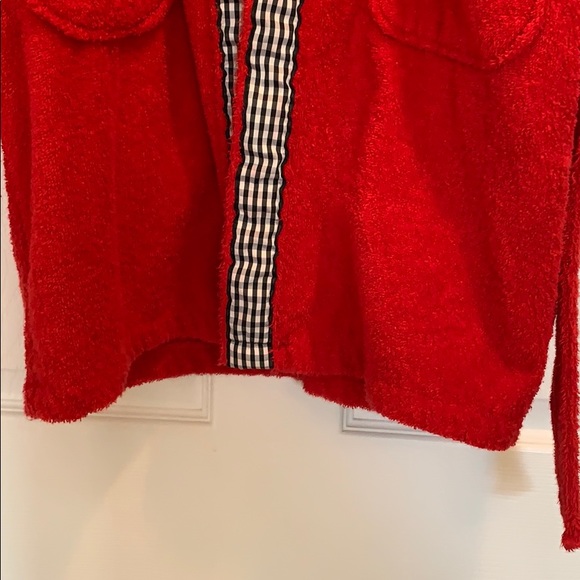 Red hooded robe. Smoke & pet free home - Picture 3 of 13